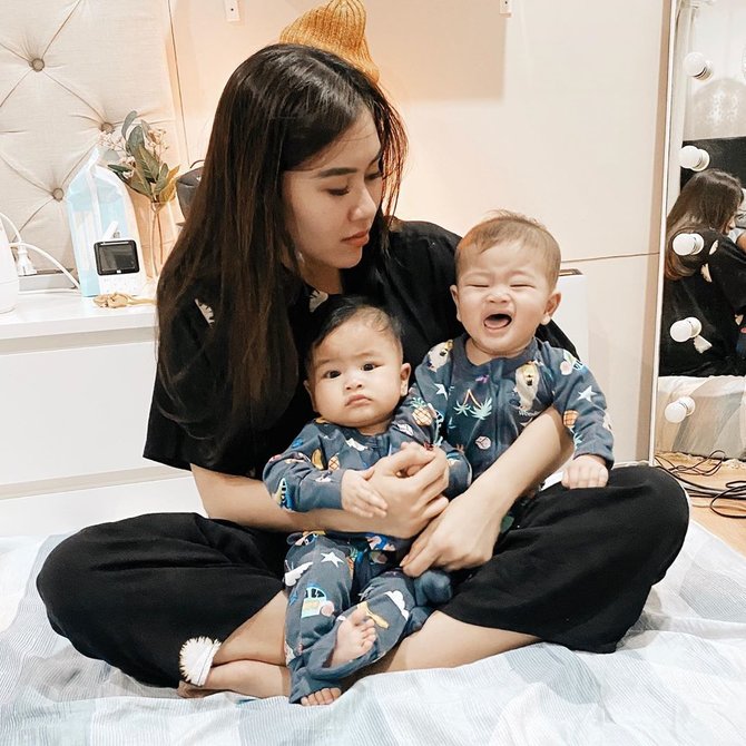 syahnaz bersama anak kembarnya