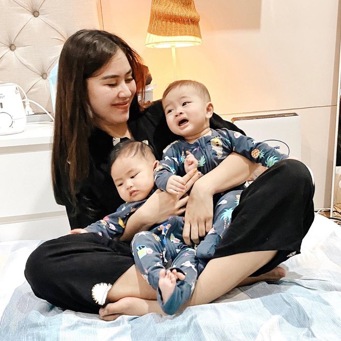 syahnaz bersama anak kembarnya