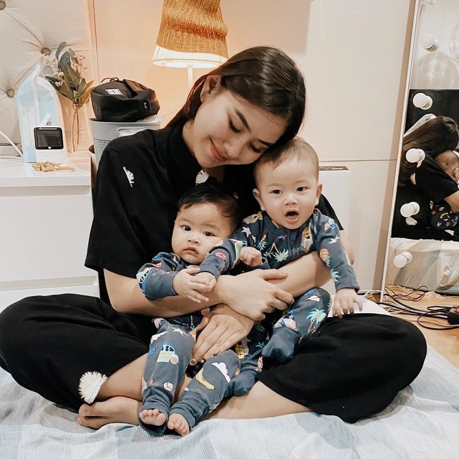 syahnaz bersama anak kembarnya