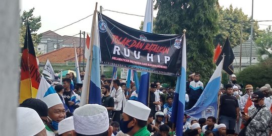 Demo Tolak RUU HIP di Karawang, Massa Bakar Bendera Palu Arit