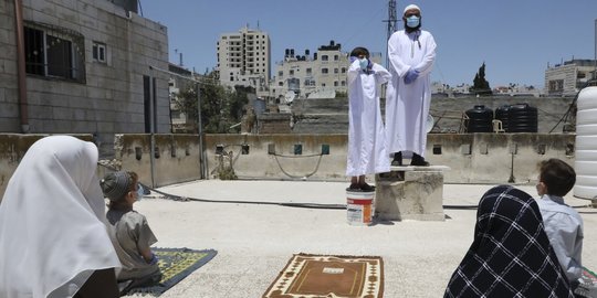 Masjid Tutup Karena Pandemi, Warga Palestina Jumatan di Atap Rumah