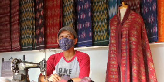 Kisah Inspiratif Perajin Tenun Ikat di Kediri, Cari Inspirasi Sampai Tak Bisa Tidur