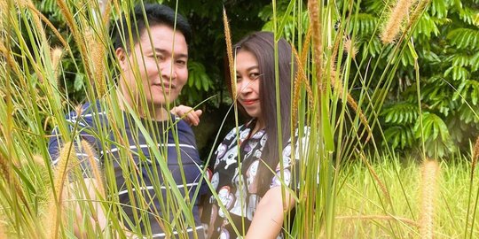 Romantis Banget, Merry Foto dengan Wanita Sambil Pegangan Tangan