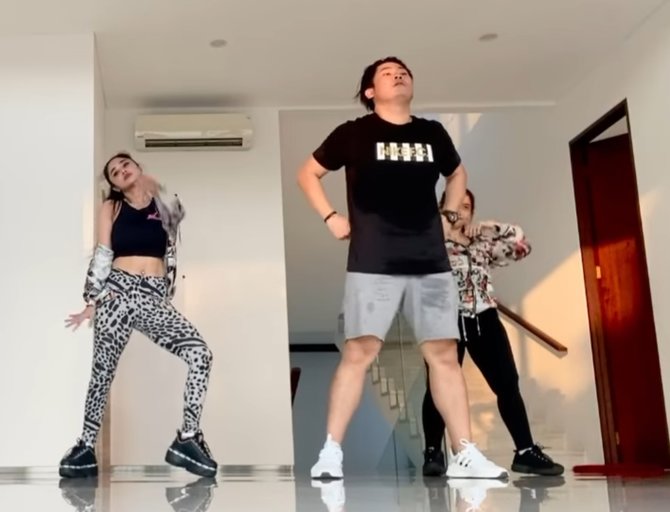 adu gaya dewi perssik dan inul daratista
