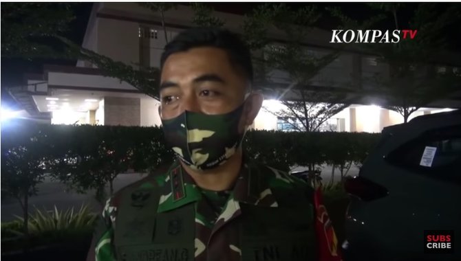 viral anggota tni suapi kakek tua