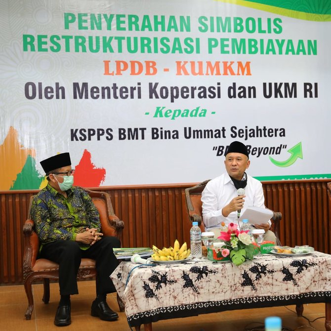 menkopukm teten masduki mengunjungi pengrajin batik binaan kspps bmt bina ummat sejahtera di rembang