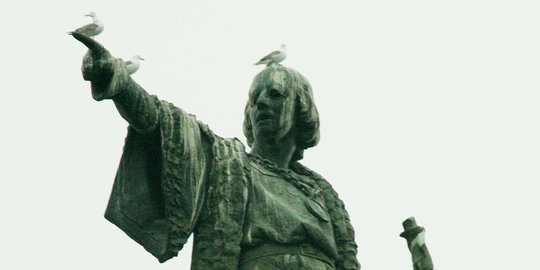 Patung Christopher Columbus di AS Dirobohkan Demonstran dan Dilempar ke Laut