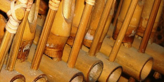 Alat musik tarawangsa biasa digunakan dalam upacara yang dikenal dengan nama