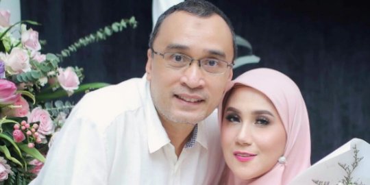 7 Potret Romantis Marini Zumarnis dan Suami, Selalu Bersama Walaupun Pandemi