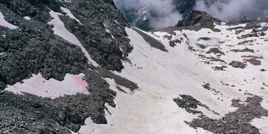 Penampakan Fenomena Es Berwarna Pink di Pegunungan Alpen