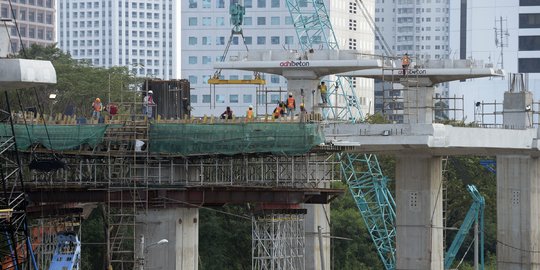 Memantau Proyek LRT di Jembatan 66 Kuningan