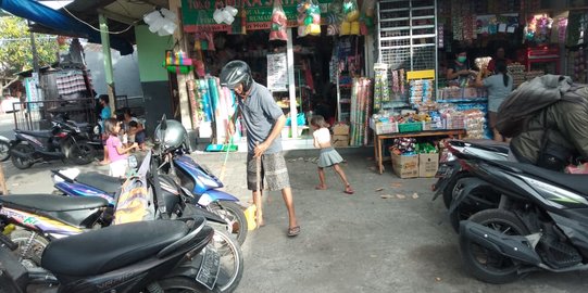 Tak Kenakan Masker, 17 Orang Disanksi Sapu Halaman Pasar di Denpasar