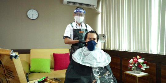 Alami PHK saat Jadi Mekanik, Pria Ini Kini Sukses Banting Setir Jadi Tukang Cukur