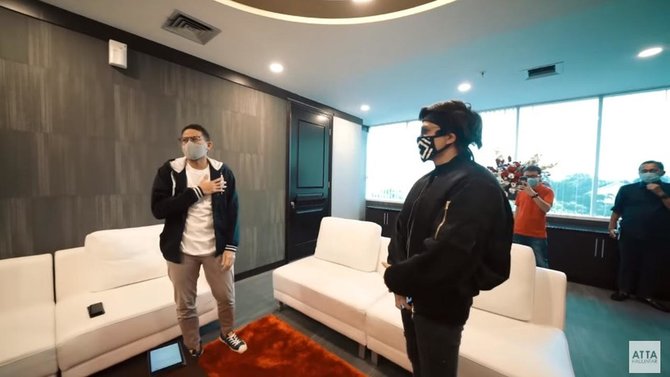 7 potret studio podcast sandiaga uno