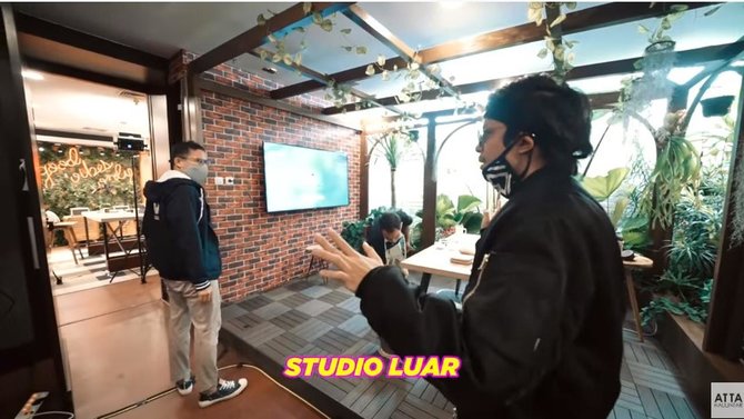 7 potret studio podcast sandiaga uno