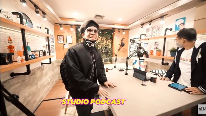 7 potret studio podcast sandiaga uno