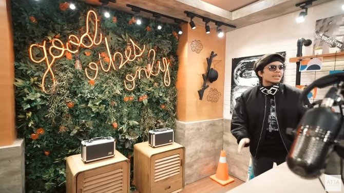 7 potret studio podcast sandiaga uno