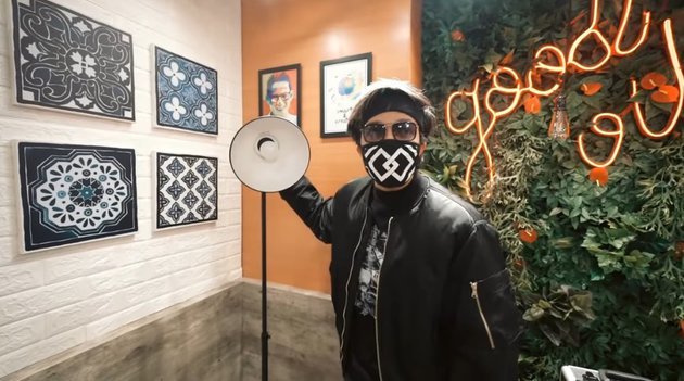 7 potret studio podcast sandiaga uno