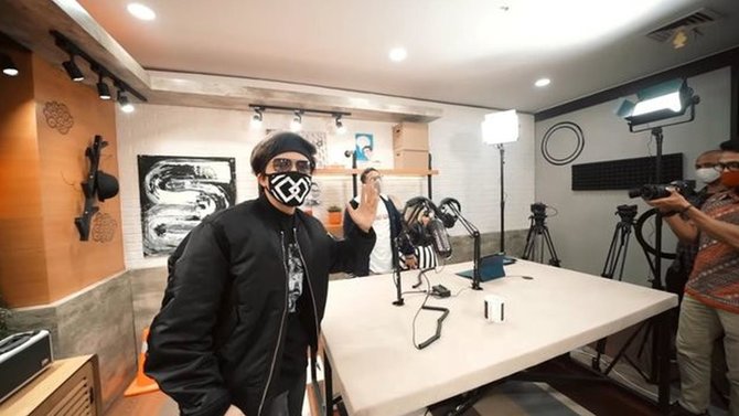 7 potret studio podcast sandiaga uno