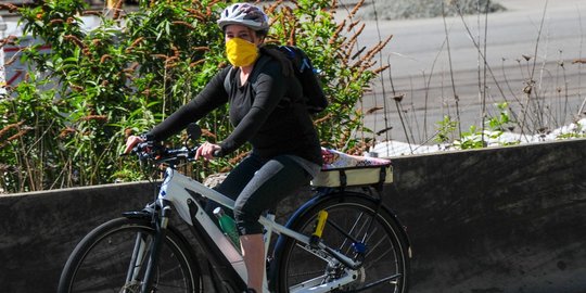 Masker Perlu Digunakan ketika Besepeda dan Tak Bisa Digantikan Faceshield