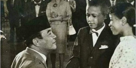 CEK FAKTA: Tidak Benar Foto Presiden Soekarno Bersama Barack Obama Kecil