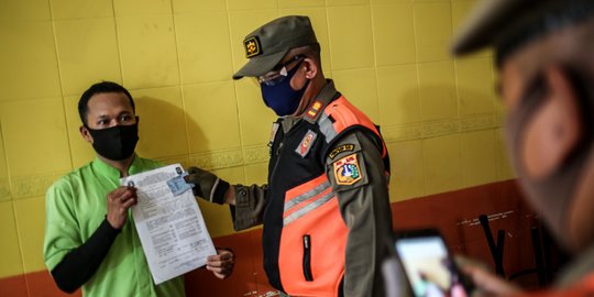 Satpol PP Jemput Pedagang Pasar Tolak Dites Covid-19