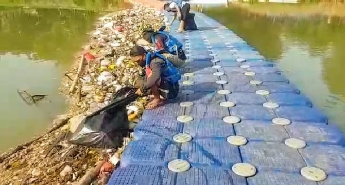 ade yunus dan pegiat lingkungan di kali cisadane