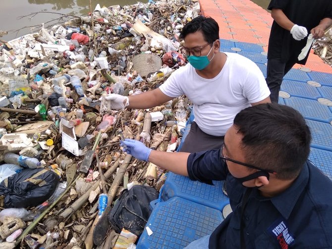 ade yunus dan pegiat lingkungan di kali cisadane