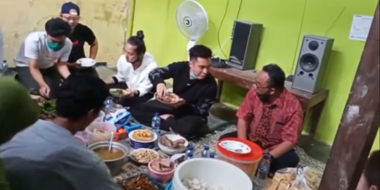 6 Potret Sederhana Baim Wong-Paula, Tak Sungkan Makan Bareng di Rumah Acun