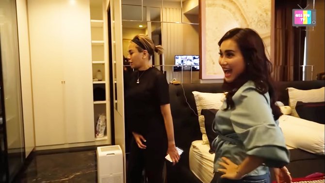 ayu ting ting melongo lihat kamar nikita mirzani