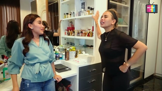 ayu ting ting melongo lihat kamar nikita mirzani