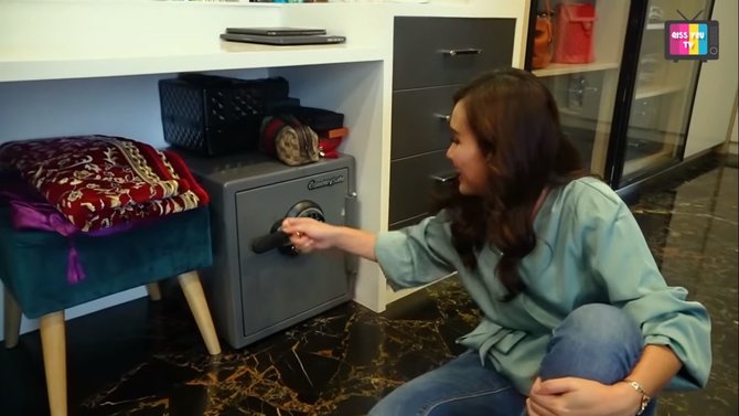 ayu ting ting melongo lihat kamar nikita mirzani