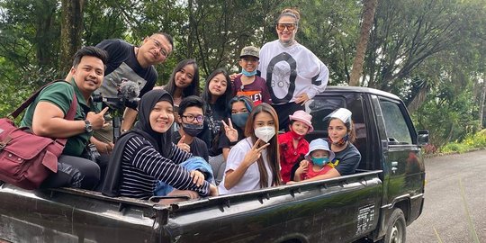 Bukan Naik Mobil Miliaran, Ini Potret Keluarga Anang Ashanty Liburan Naik Pikap