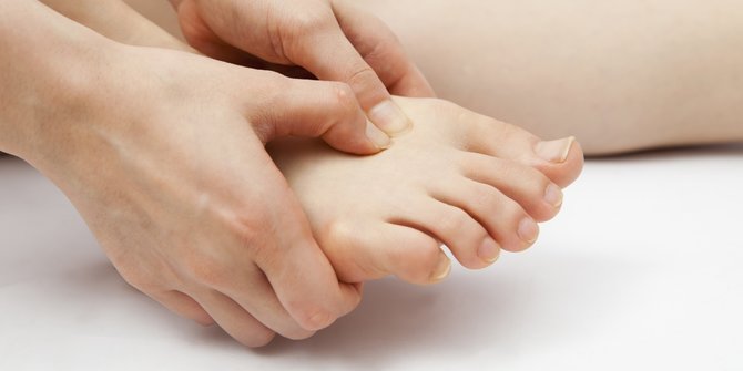 9 Cara Menghilangkan Bekas Luka di Kaki yang Menghitam, Mudah Dilakukan