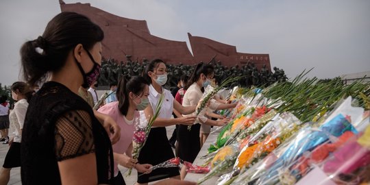 Penghormatan Warga Korut di Peringatan 26 Tahun Wafatnya Kim Il Sung