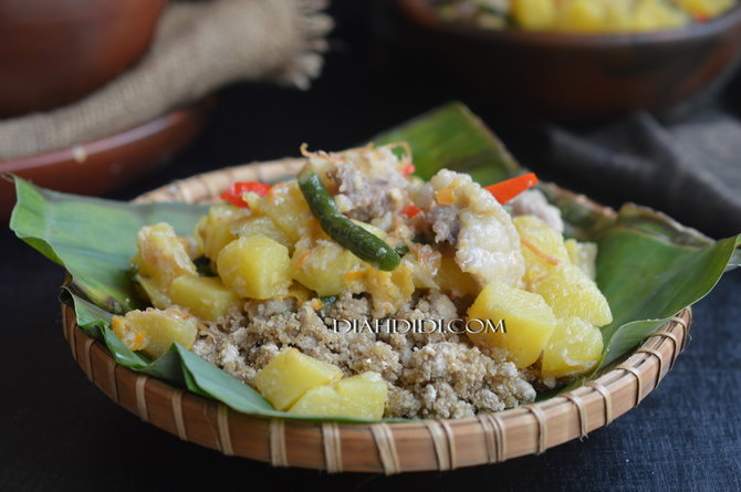 nasi tiwul dan sayur ubi