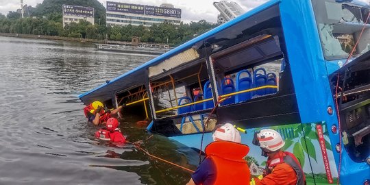 Bus Jatuh ke Danau, 21 Orang Tewas