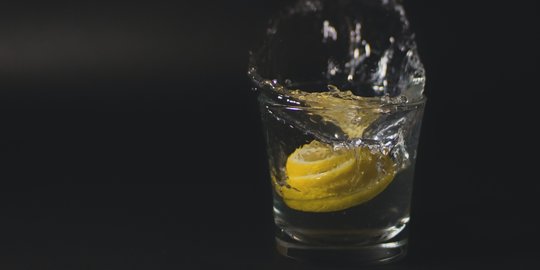 Minum Air Lemon Hangat Jika Ingin Kulit Bebas Masalah dan Awet Muda