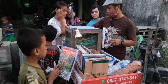 Melawan Kepungan Gadget Lewat Perpustakaan Keliling Ala Penjual Cilok di Jombang