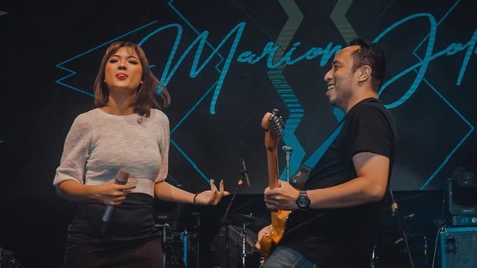 diisukan pacaran ini 6 potret kebersamaan marion jola dan gitaris dennis talakua