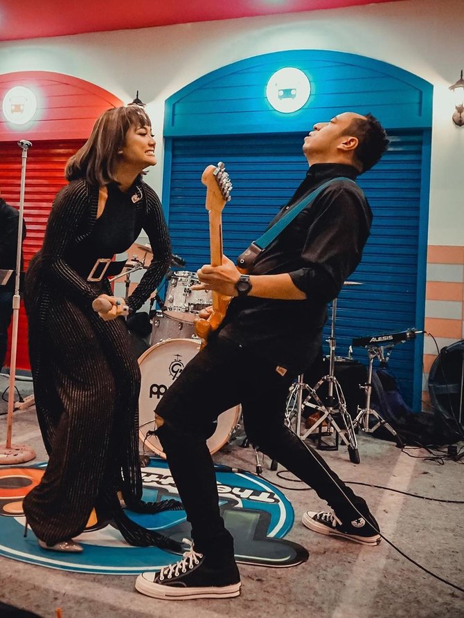 diisukan pacaran ini 6 potret kebersamaan marion jola dan gitaris dennis talakua