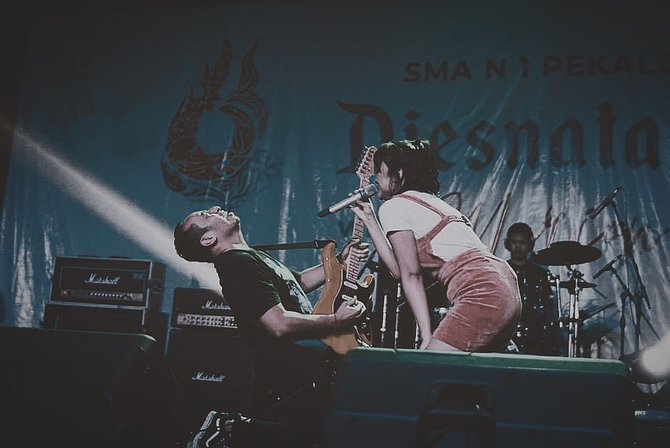diisukan pacaran ini 6 potret kebersamaan marion jola dan gitaris dennis talakua