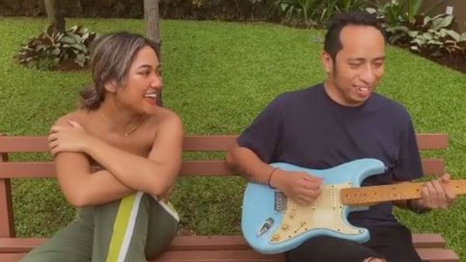 diisukan pacaran ini 6 potret kebersamaan marion jola dan gitaris dennis talakua