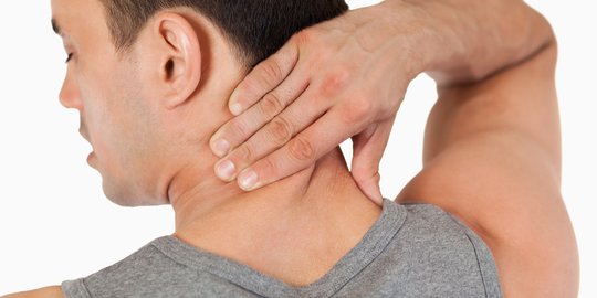 5 Penyebab Sakit Leher, Gejala dan Cara Mengatasinya yang ...