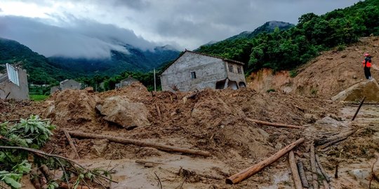 Penampakan Banjir dan Longsor Melanda China