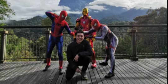 Sekelompok Pria Ini Naik Gunung Pakai Kostum Avengers, Alasannya Bikin Haru