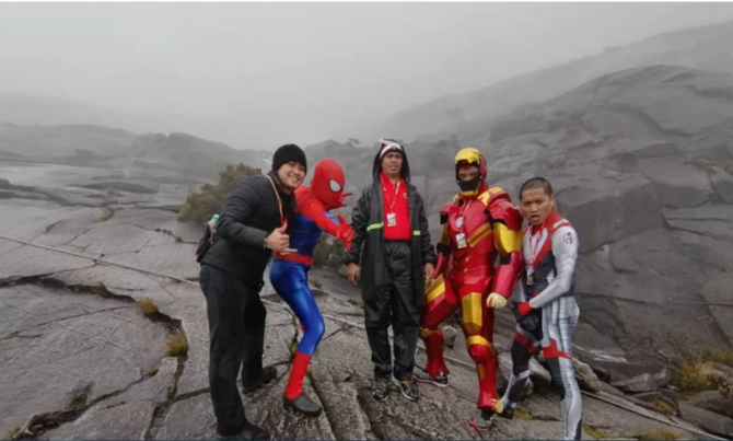 mendaki gunung pakai kostum avengers