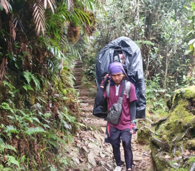 mendaki gunung pakai kostum avengers