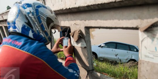 Berniat Kunjungi Kerabat di Pesantren, Mobil Keluarga Terjun Ke Sungai Kalimalang