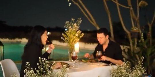 8 Potret Cafe Romantis di Rumah Titi Kamal, Diterangi Lilin & Lampu di Atas Pohon